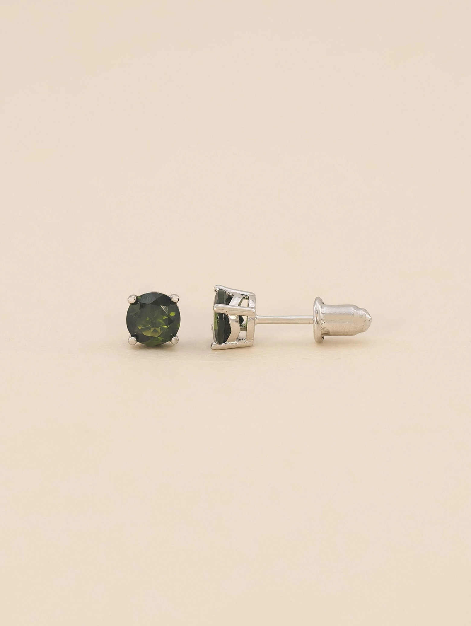 Natürlicher Grüner Turmalin Solitär Ohrstecker 4-Krappen S925