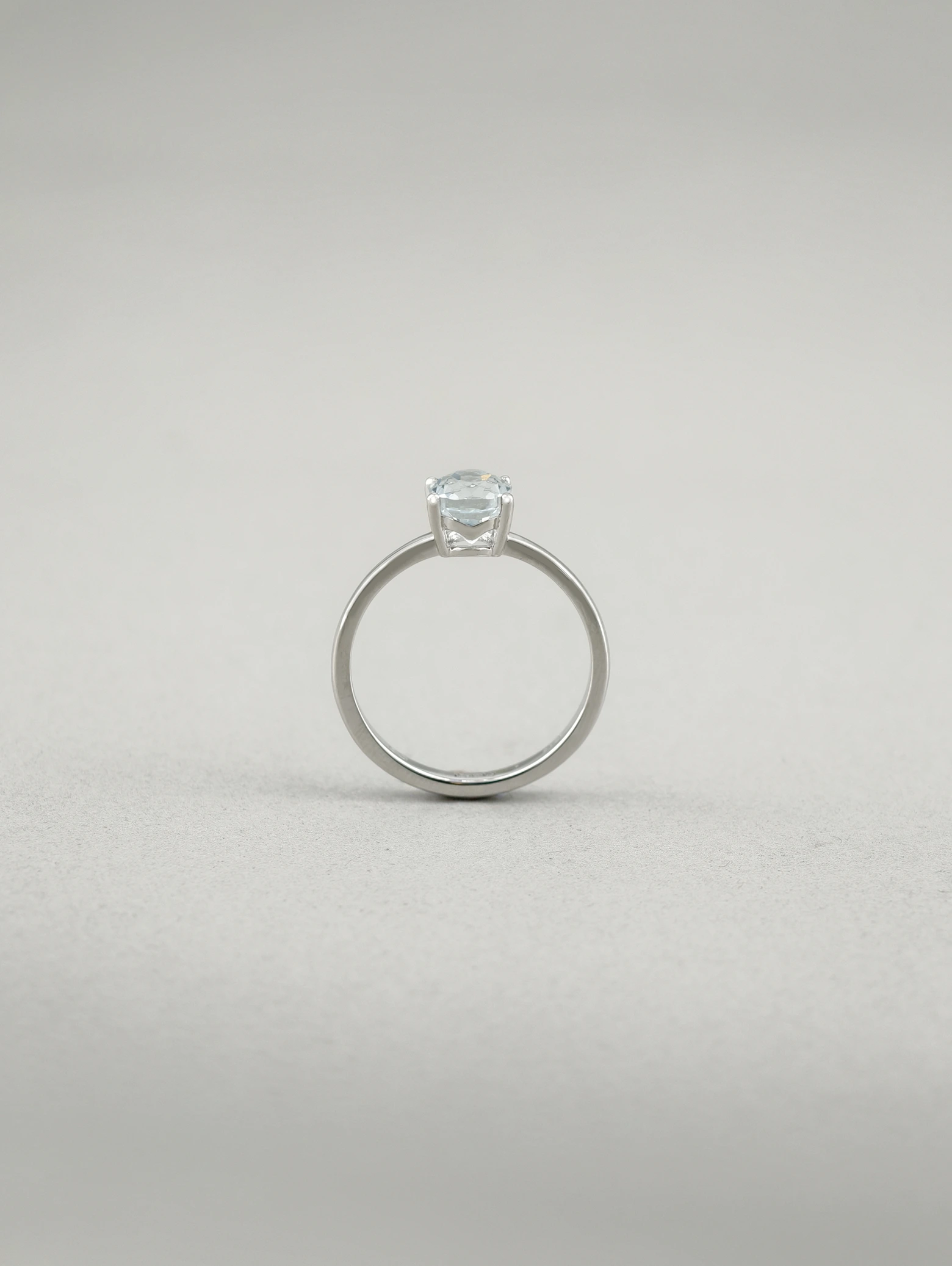 Natürlicher Aquamarin Ovaler 6 x 8 mm Solitär 4-Krappen Ring S925