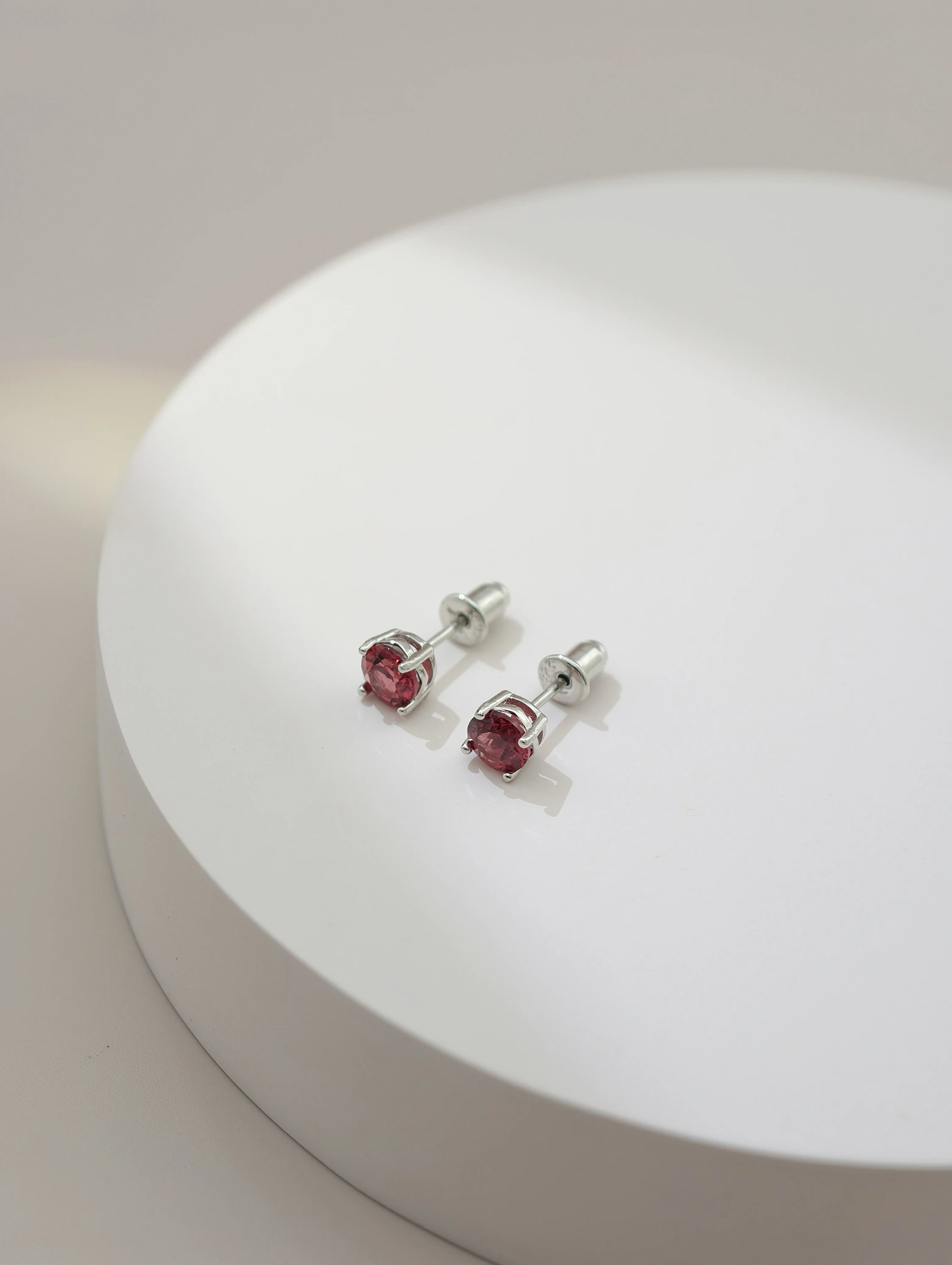 Puces d'Oreilles Solitaires Grenat Pyrope Naturel 4 Griffes Argent 925