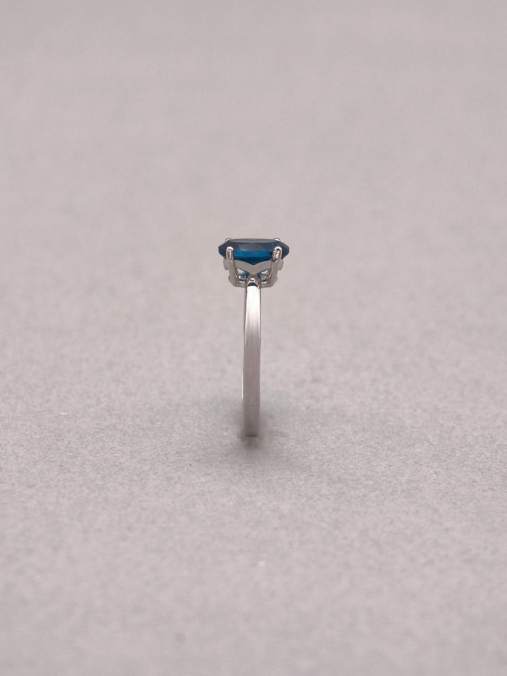 Anillo Solitario Topacio Azul Londres Natural Ovalada 6 x 8 mm 4 Garras Plata 925