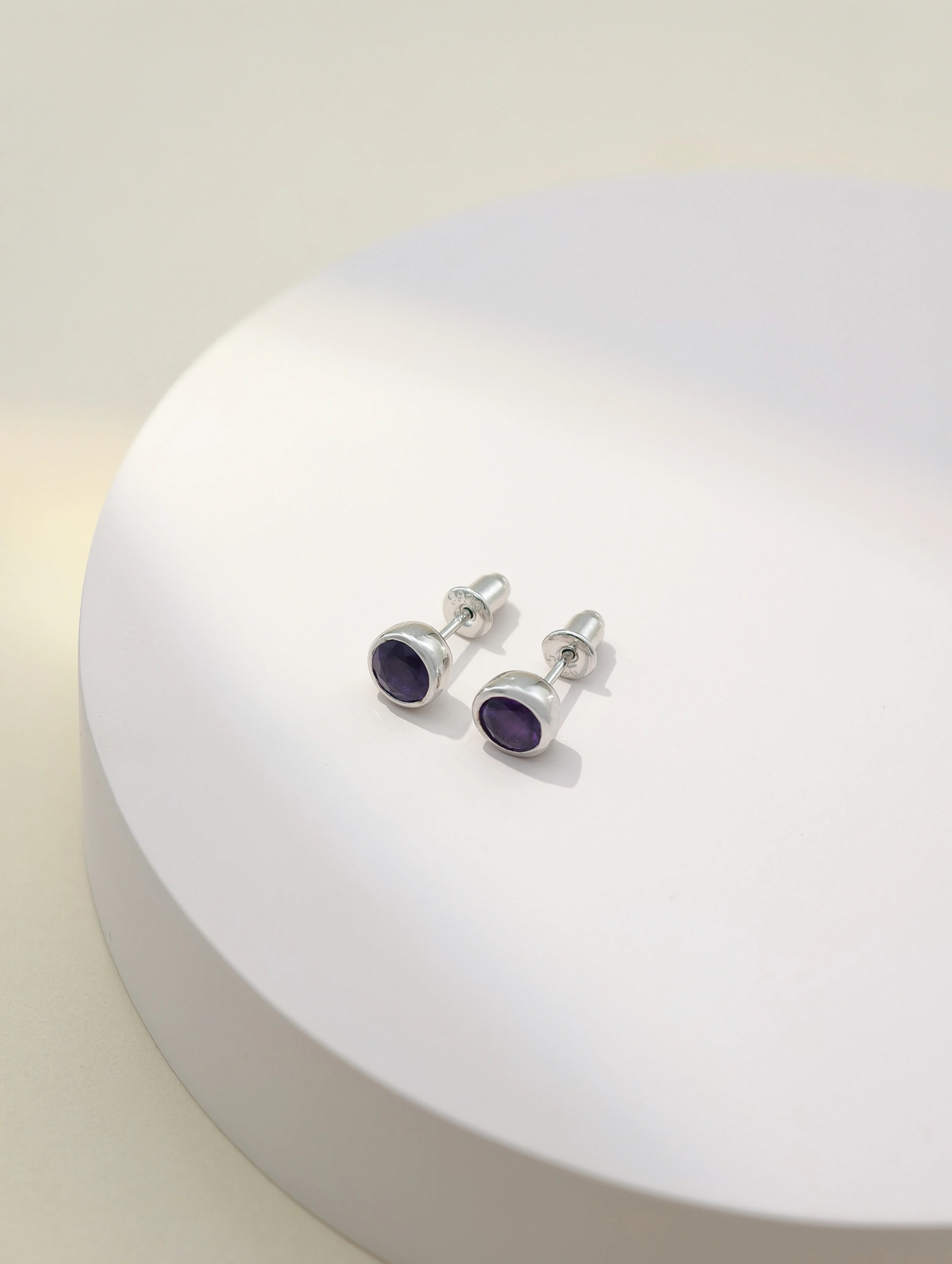 Puces d'Oreilles Solitaires Améthyste Naturelle Serties Clos Argent 925