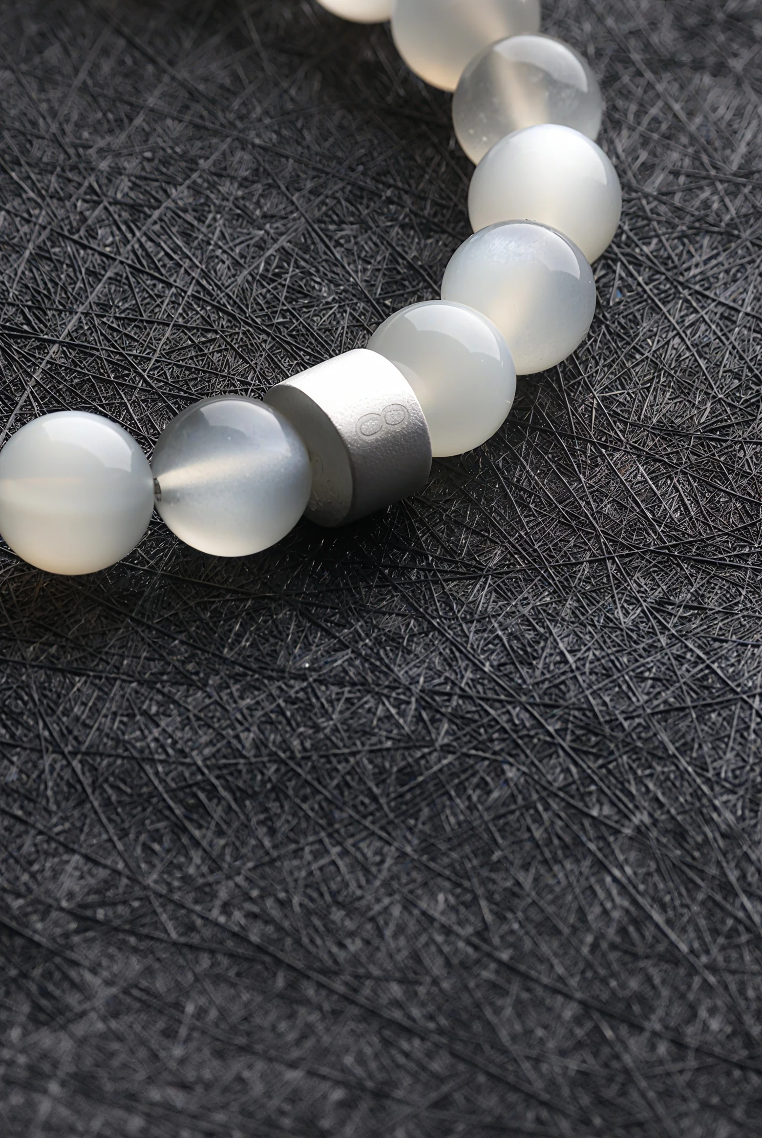 Pulsera de Piedra Luna Arcoíris con Destello Blanco y Tubos de Plata 925