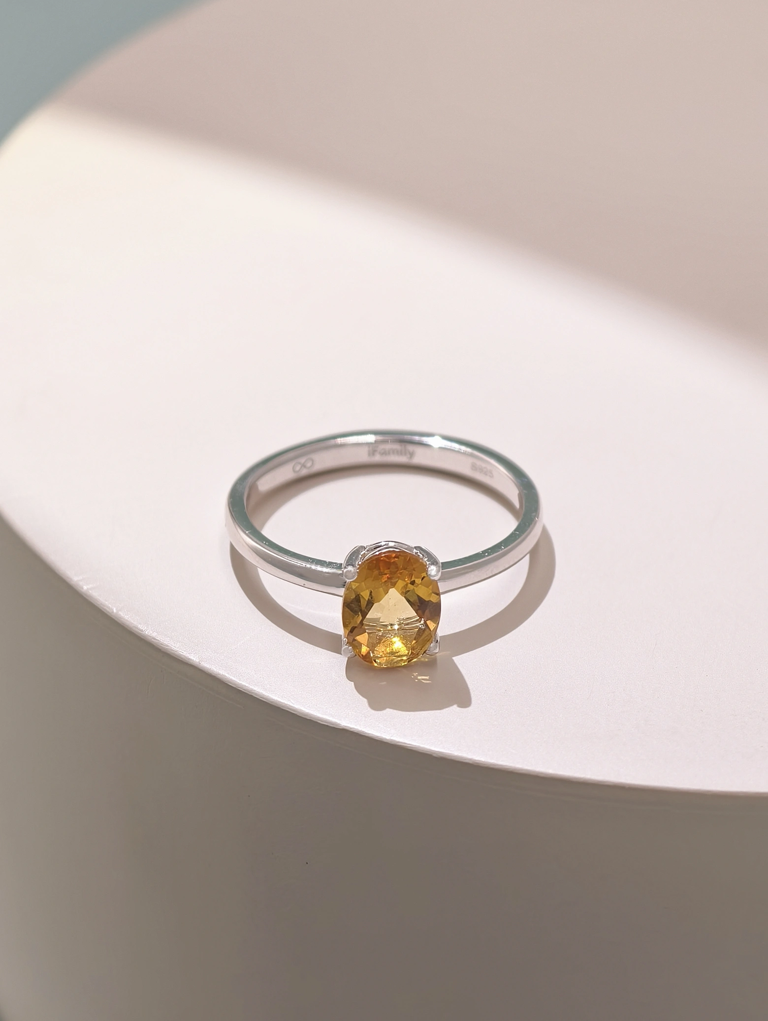 Natürlicher Citrin Ovaler 6 x 8 mm Solitär 4-Krappen Ring S925
