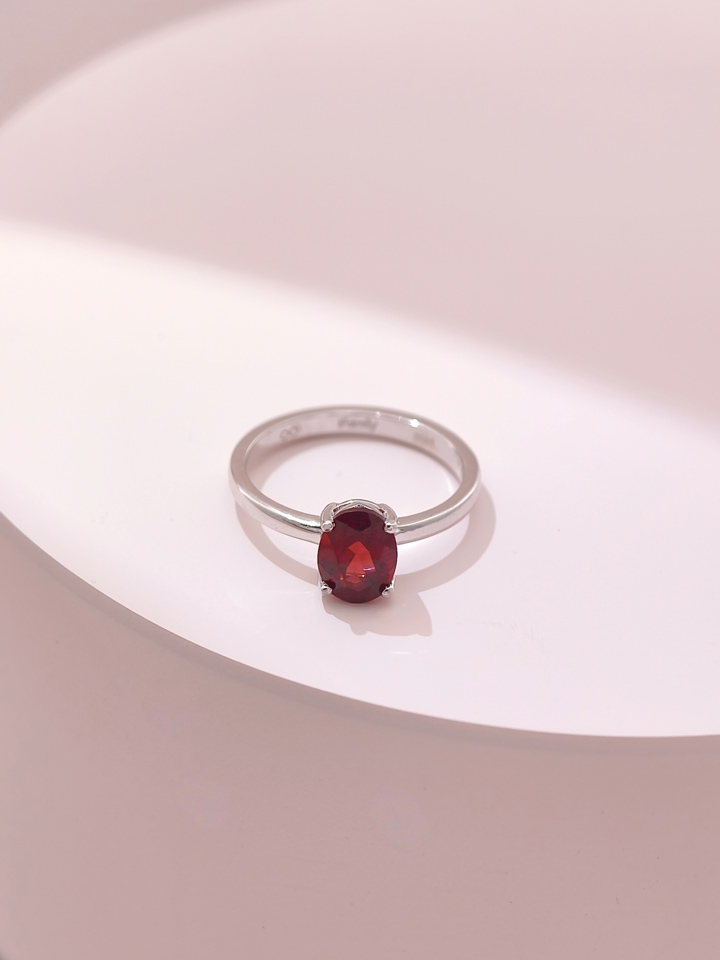Natürlicher Granat Ovaler 6 x 8 mm Solitär 4-Krappen Ring S925