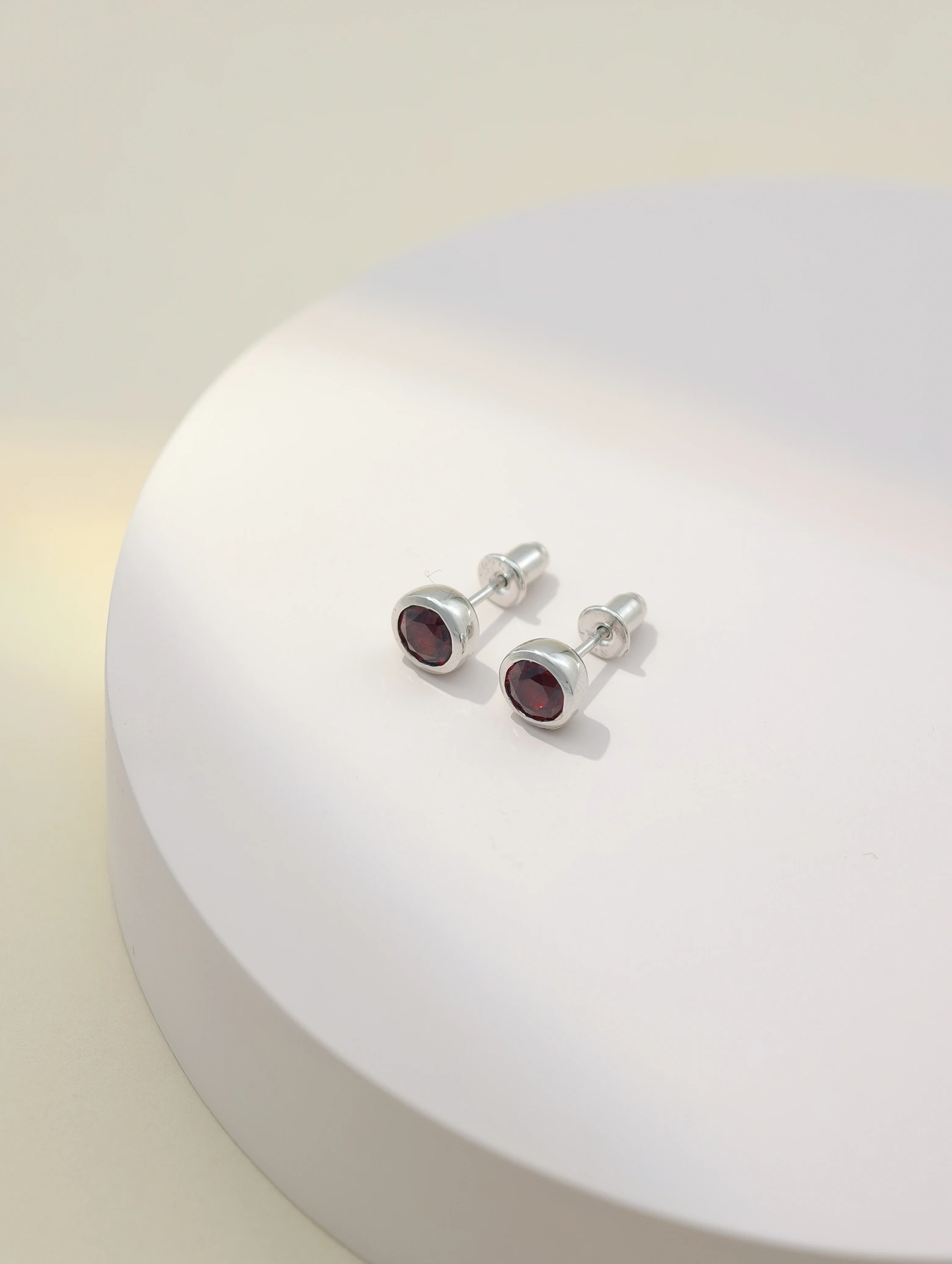 Pendientes Solitario Granate Natural Engaste Bisel Plata 925