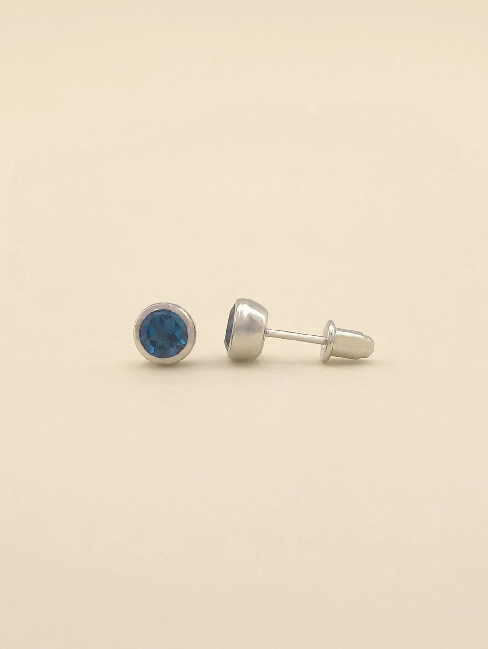 Pendientes Solitario Topacio Azul Londres Natural Engaste Bisel Plata 925