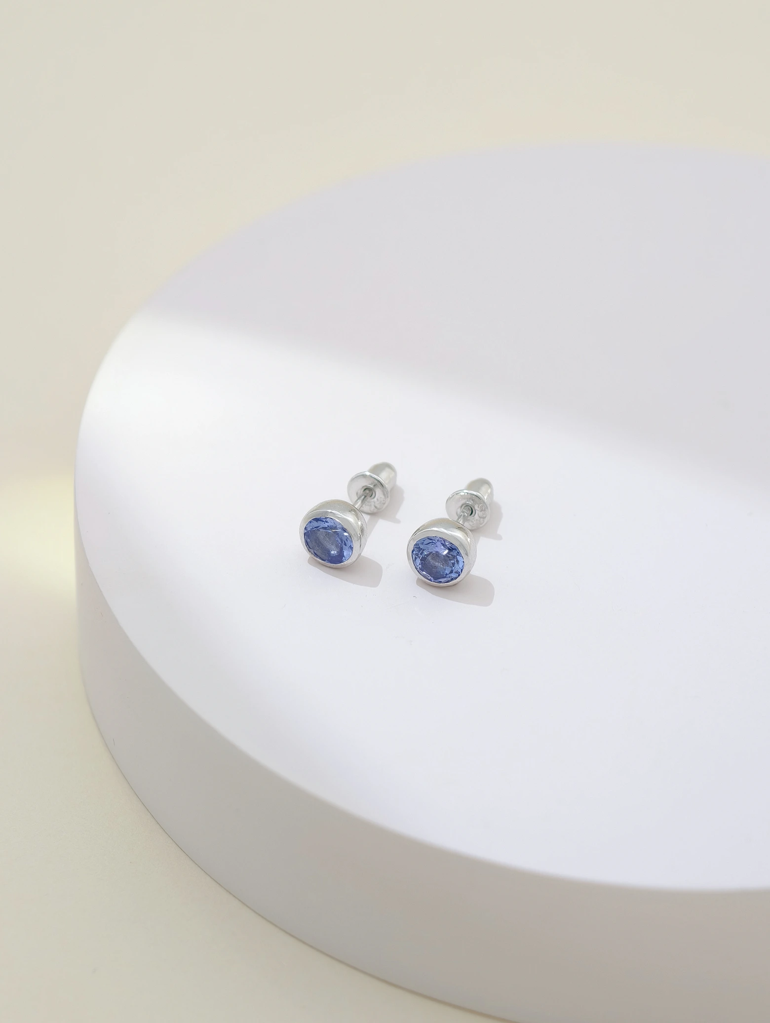 Puces d'Oreilles Solitaires Tanzanite Naturelle Serties Clos Argent 925