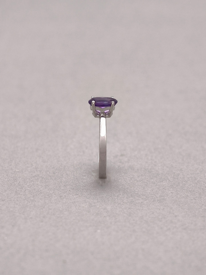 Natürlicher Amethyst Ovaler 6 x 8 mm Solitär 4-Krappen Ring S925