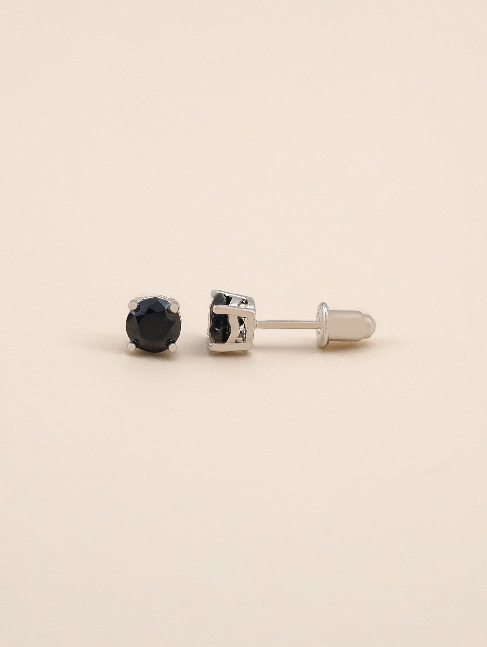 Natürlicher Schwarzer Spinell Solitär Ohrstecker 4-Krappen S925
