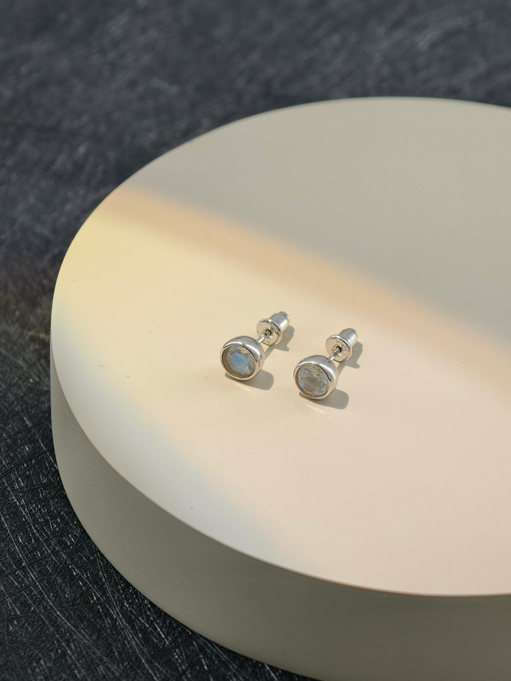 Puces d'Oreilles Solitaires Pierre de Lune Naturelle Serties Clos Argent 925