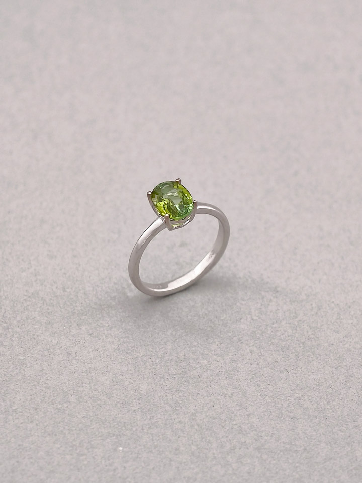 Anillo Solitario Turmalina Verde Natural Ovalada 6 x 8 mm 4 Garras Plata 925