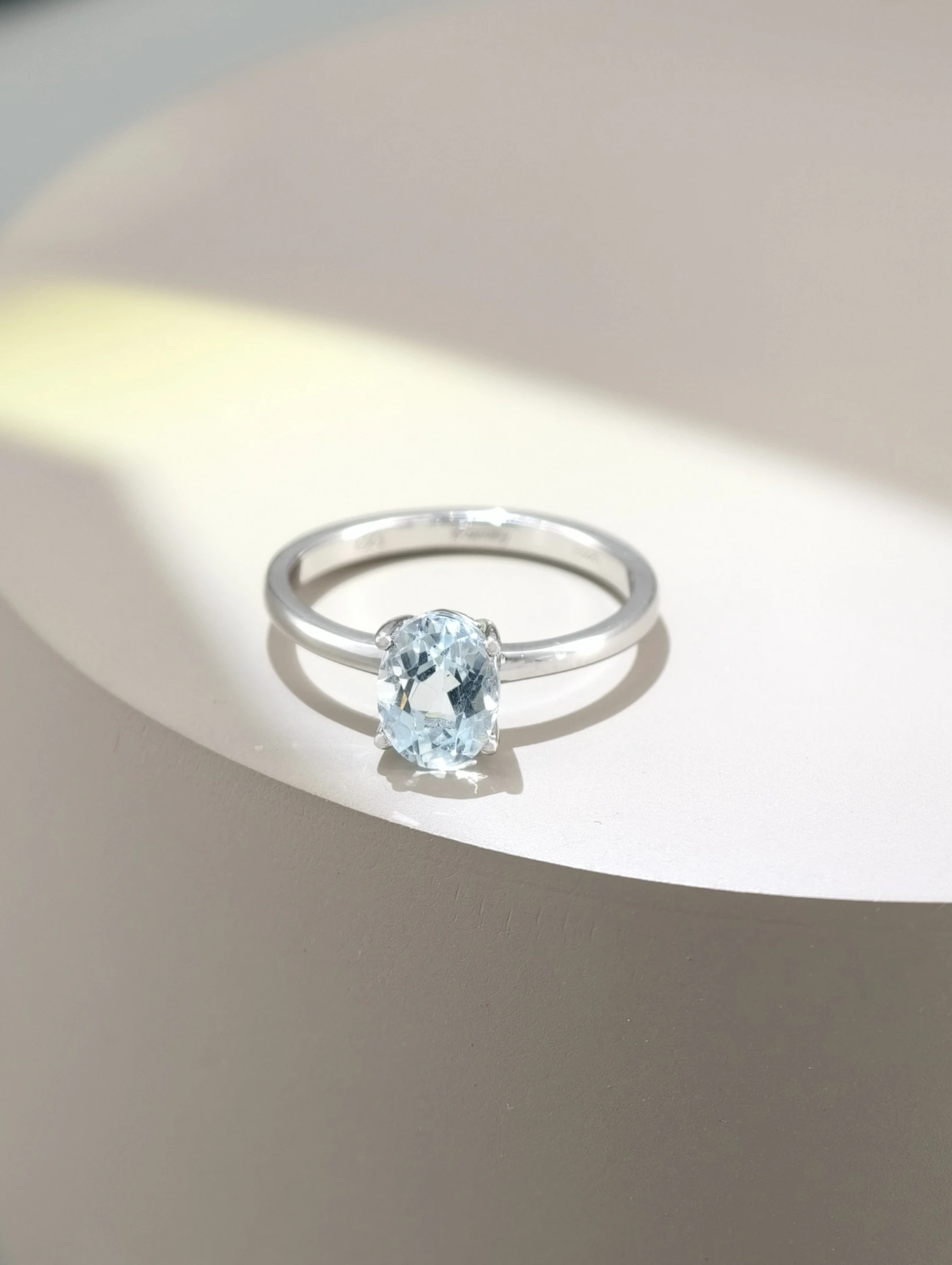 Natürlicher Aquamarin Ovaler 6 x 8 mm Solitär 4-Krappen Ring S925