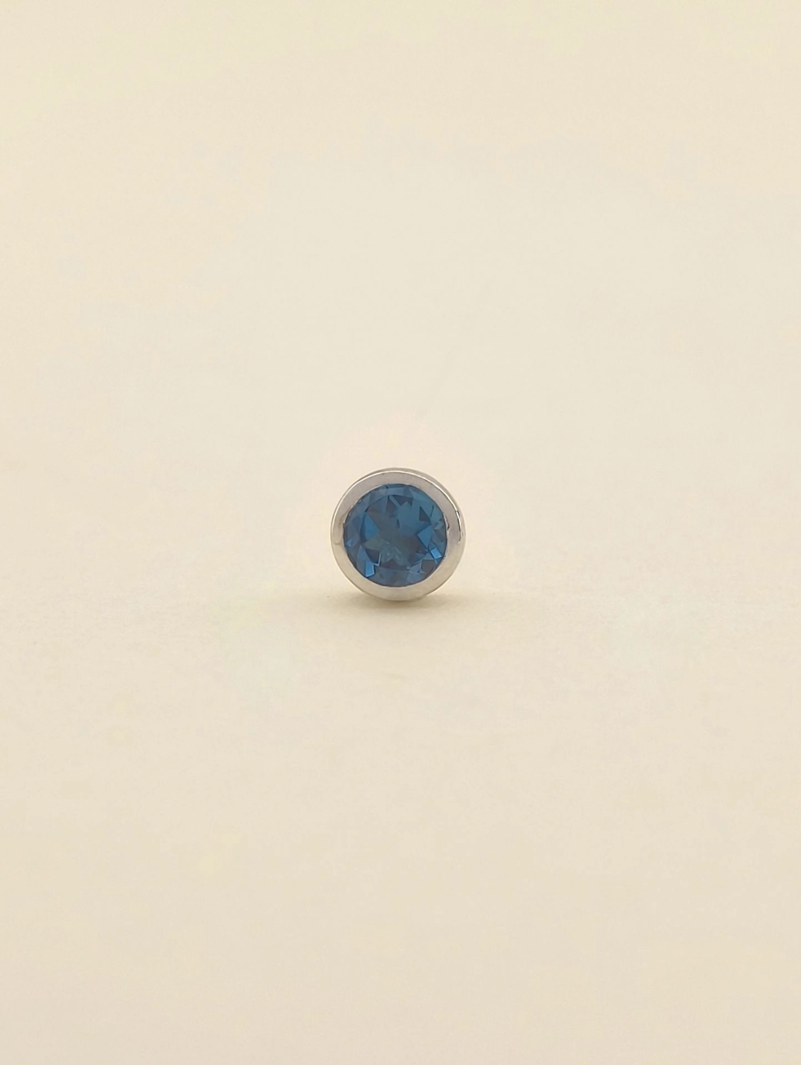 Pendientes Solitario Topacio Azul Londres Natural Engaste Bisel Plata 925