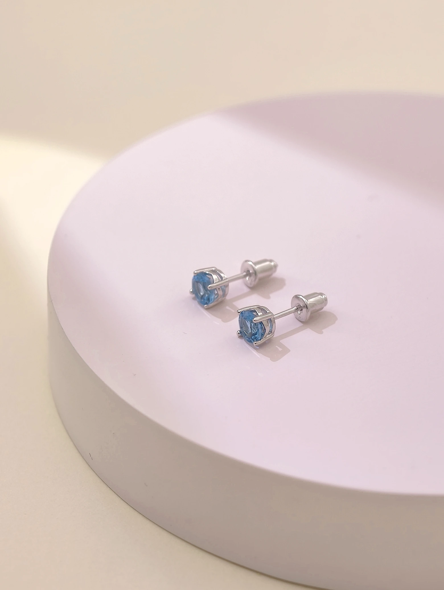 Puces d'Oreilles Solitaires Topaze Bleue Naturelle 4 Griffes Argent 925