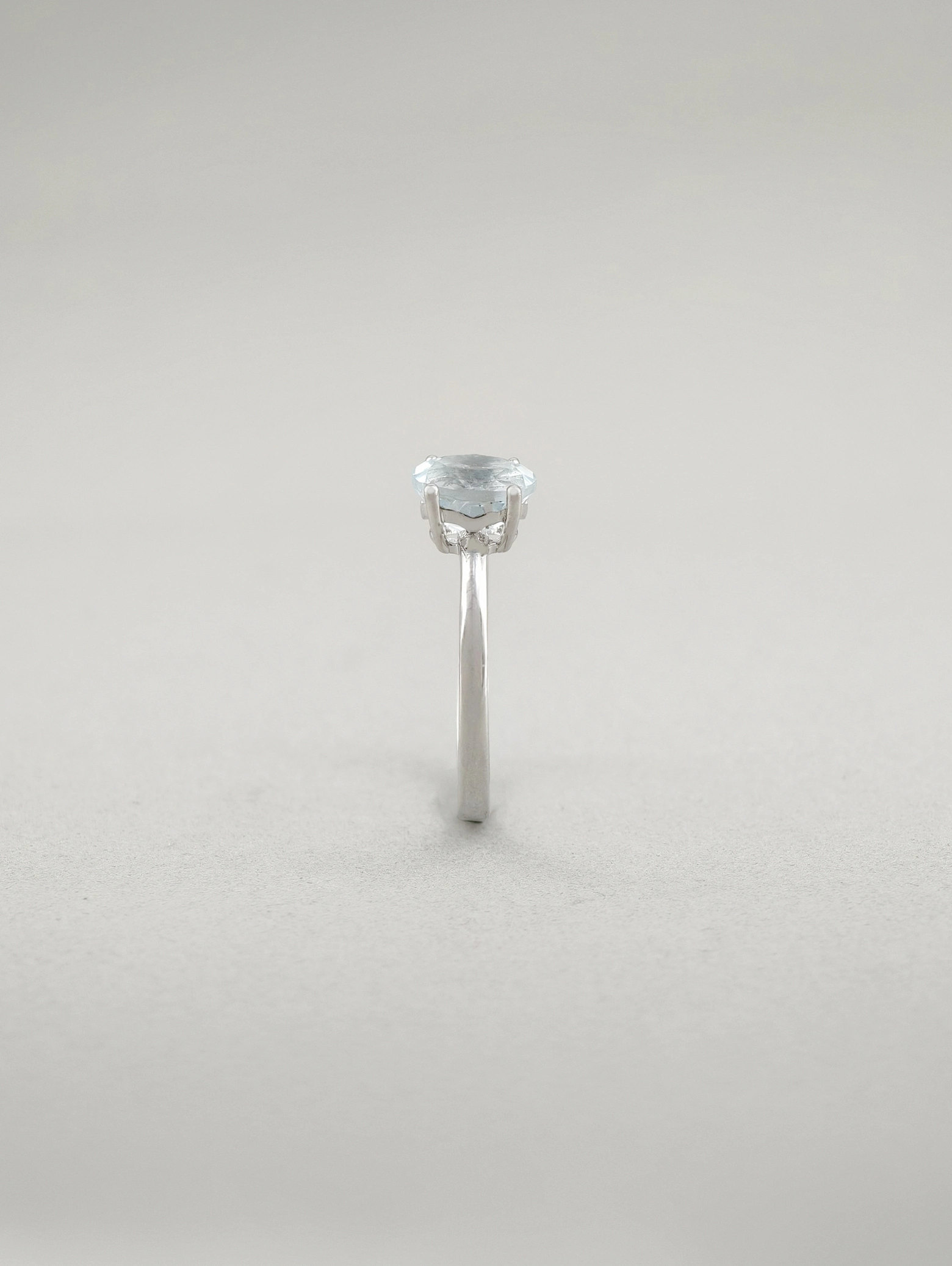 Natürlicher Aquamarin Ovaler 6 x 8 mm Solitär 4-Krappen Ring S925