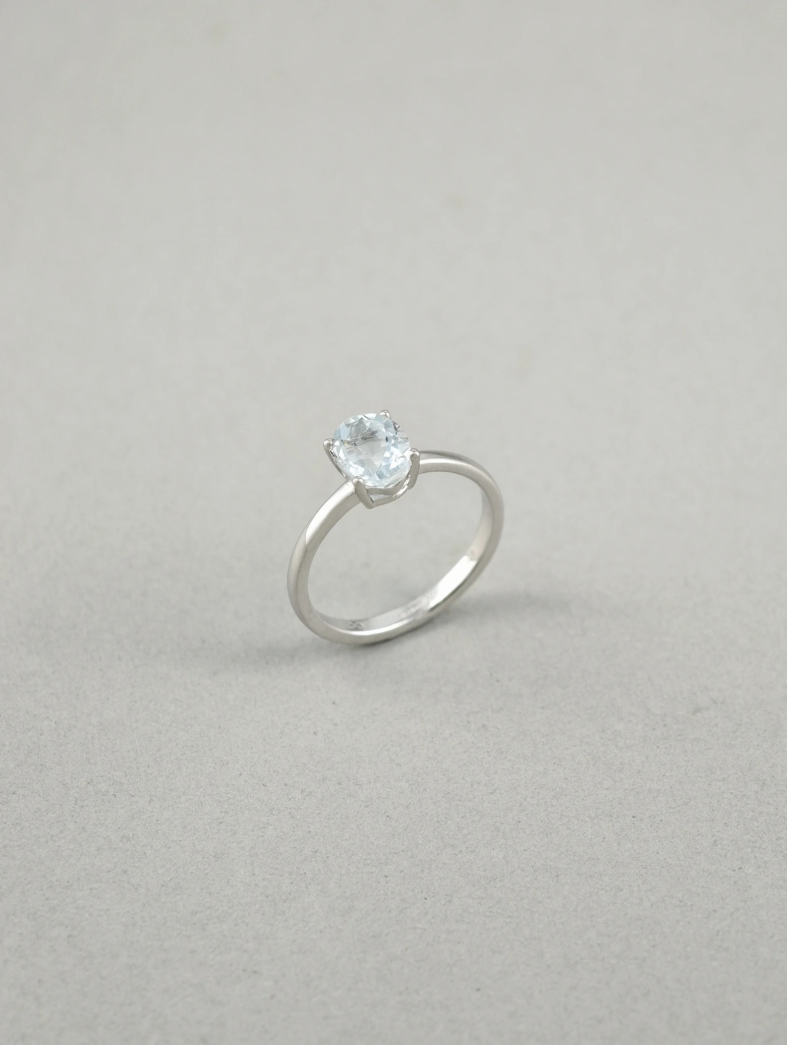 Natürlicher Aquamarin Ovaler 6 x 8 mm Solitär 4-Krappen Ring S925