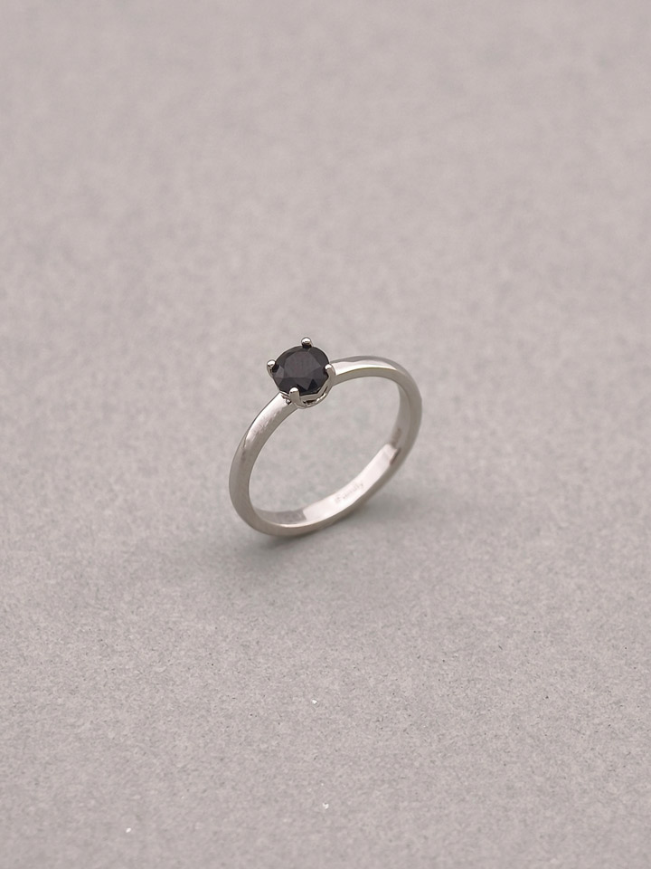 Natürlicher Schwarzer Spinell Runder 5 mm Solitär 4-Krappen Ring S925