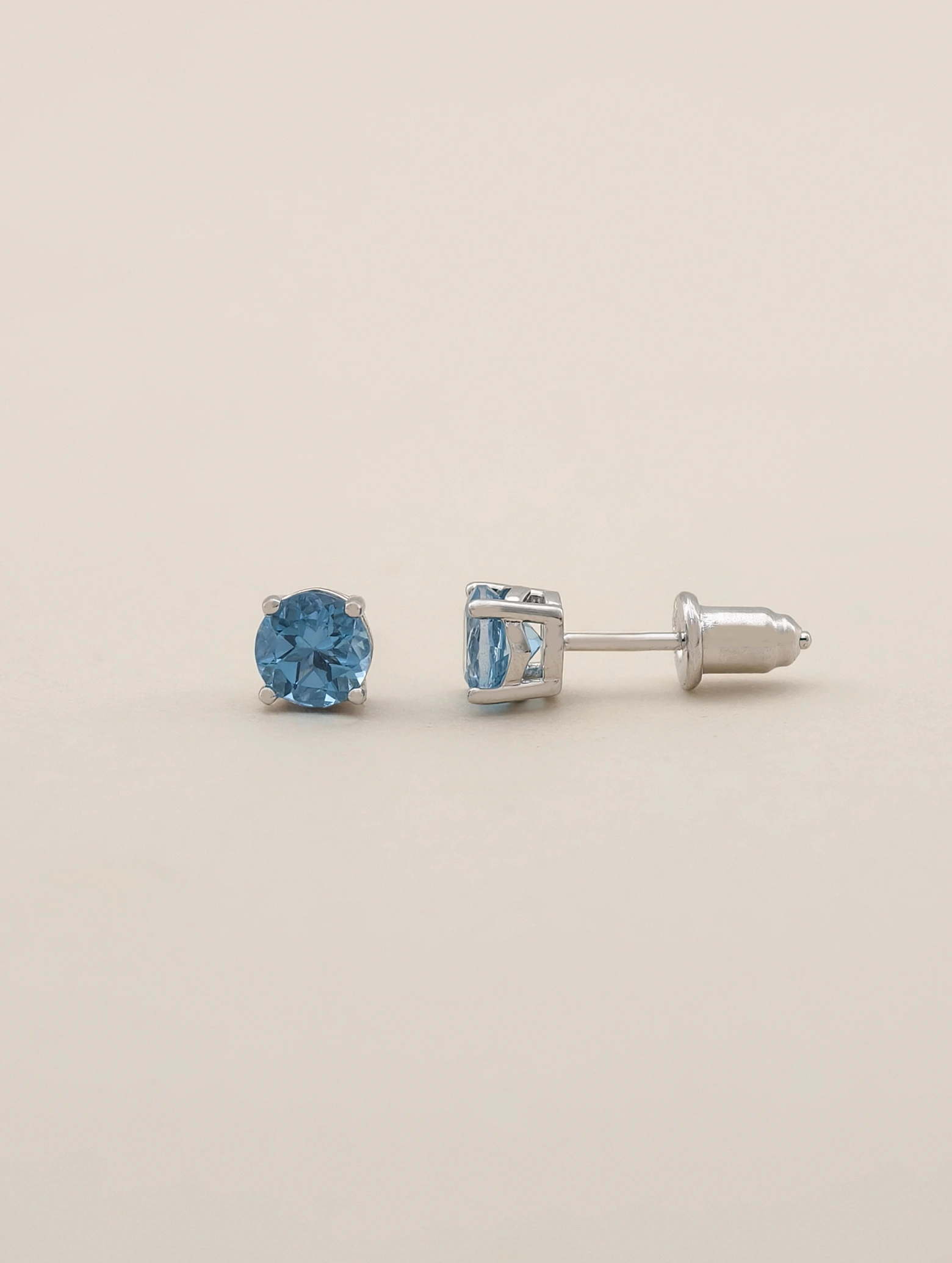 Puces d'Oreilles Solitaires Topaze Bleue Naturelle 4 Griffes Argent 925